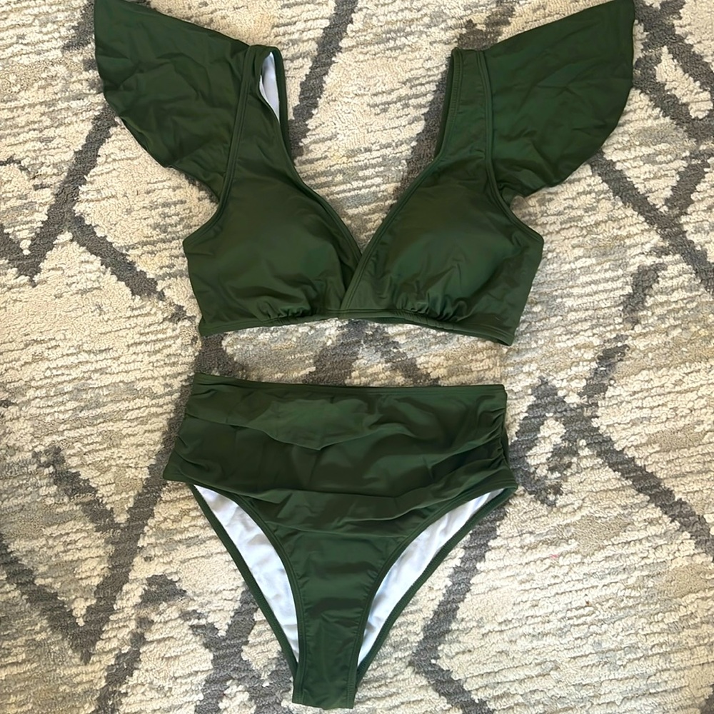💚 Women’s two piece olive 🫒 green bathing suit Large